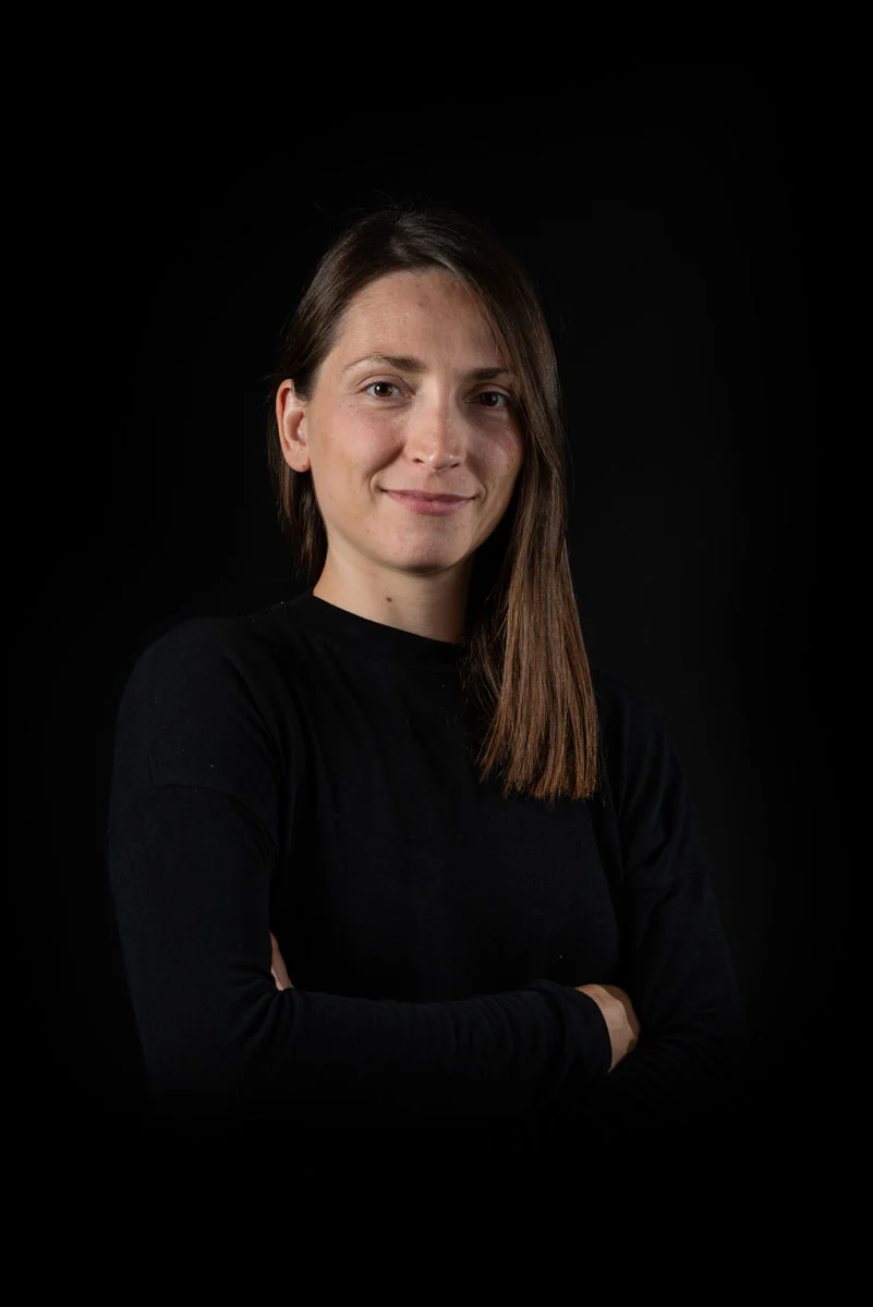 Portrait Frau schwarzer Hintergrund Lilian Schrader